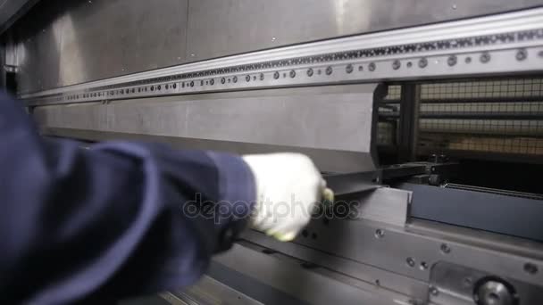 Unerkennbare Arbeiter, die in einer industriellen Fabrik Biegemaschinen bedienen und Bleche biegen. — Stockvideo