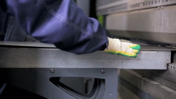 Trabajadores irreconocibles que operan equipos de flexión, doblando láminas metálicas en una fábrica industrial . — Vídeos de Stock