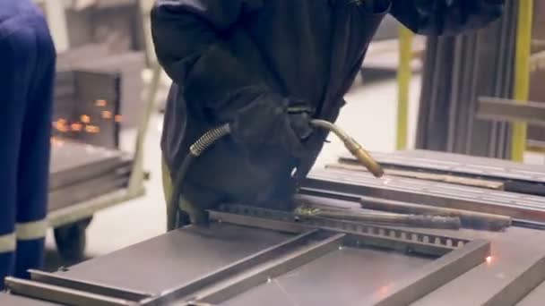 Onherkenbaar lasser lassen op een industrieel bedrijf. — Stockvideo