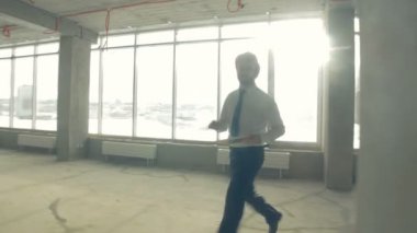 Bina inceleme yatırımcı. Baret inşaat ilerleme inceleyerek inşaat alanı içinde işadamı.