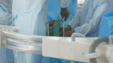 Cerrahi operasyon. Doktor matkaplar hastalar tornavida ile ayak. Gerçek cerrahi.