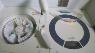 İlaç ekipmanları. Otomatik robot tıbbi makine ilaç fabrikası, bitki çalışma.
