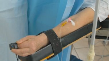 Şırınga ile hasta el infusional. Tanınmayan hastada cerrahi.
