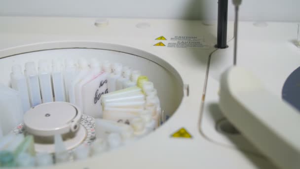 Pharmaceutické zařízení. Automatické robotické lékařské stroj pracuje ve farmaceutické továrně, rostlina. — Stock video