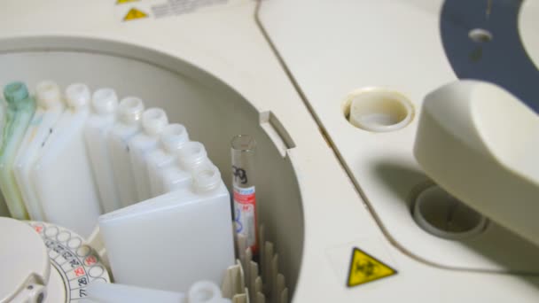 Pharmazeutische Ausrüstung. Medizinische Roboter-Automaten in einer pharmazeutischen Fabrik. — Stockvideo