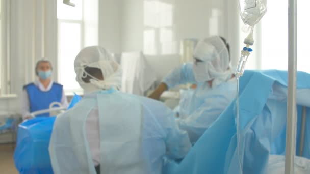 Cirugía de verdad. Equipo de cirujanos operando a un paciente en un hospital . — Vídeos de Stock