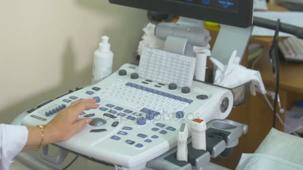 Médico irreconocible femenino operando ultrasonidos, unidad de prueba de ultrasonido. Ultrasonido equipo moderno . — Vídeos de Stock