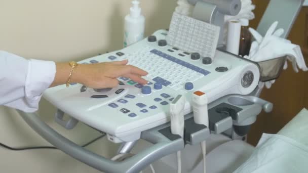 Ultra-som equipamento moderno. Feminino médico irreconhecível operando ultra-som, unidade de teste de ultra-som . — Vídeo de Stock