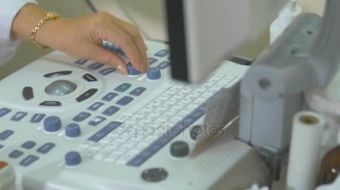 Ultrason modern ekipman. Kadın tanınmaz doktor işletim ultrasonik, ultrason testi birimi.