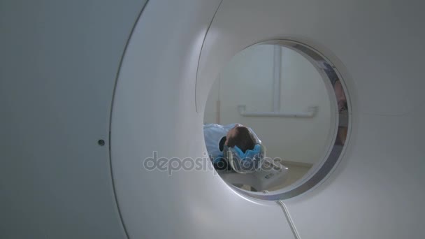 Acil hastane MRI tarayıcı hastada. Adam manyetik rezonans görüntüsü cihazda tomografik tarama yapma bırakır. — Stok video