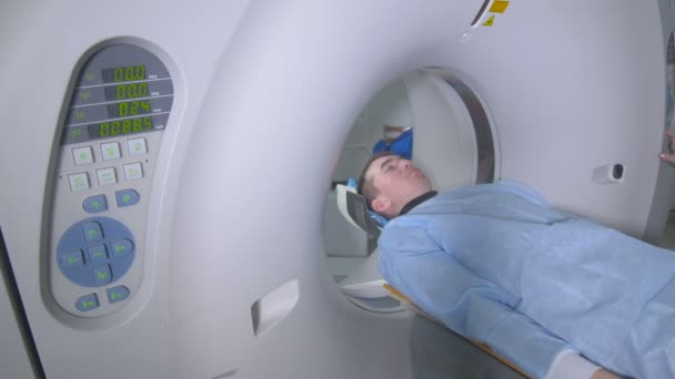 Patienten i en nödsituation sjukhus magnetkamera. Man lägger i magnetresonans bilden enhet, att göra tomografiska skanning. — Stockvideo