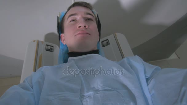 Pacjent w skanerze Mri Emergency szpitala. Człowiek stanowi w urządzeniu obraz rezonansu magnetycznego, Dokonywanie tomograficznych skanowania. — Wideo stockowe