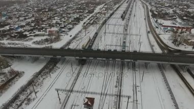 Hava. Yük treni ile tren istasyonu geçen kargo konteynerler.