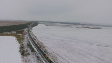 Hava. Yük treni demiryolu ile geçen petrol tankları ile.