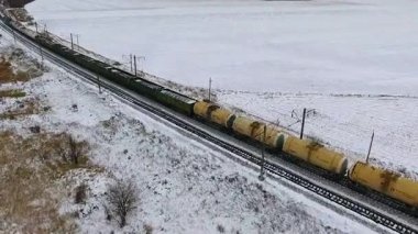 Hava. Yük treni demiryolu ile geçen petrol tankları ile.