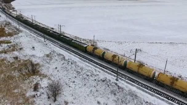 Воздушный. Грузовой поезд с нефтяными цистернами проходит по железной дороге . — стоковое видео