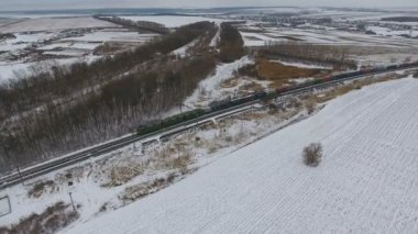 Demiryolu teslim. Yük treni kargo vagons ve geçirerek tankları ile. Hava.