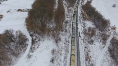 Demiryolu teslim. Yük treni kargo vagons ve geçirerek tankları ile. Hava.