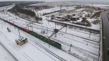 Yük treni hareket köprünün altında yol. Kargo tren geçen istasyonu.