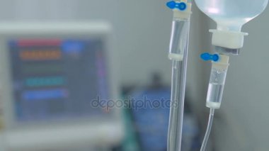 Damlalık, yoğun bakımda tıbbi monitör damlalıkla. Modern edical ekipman yoğun bakım ünitesinde yeniden canlandırma.
