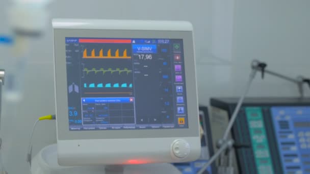 Schermweergaven patiënten voorwaarde in Icu, intensive care afdeling. — Stockvideo