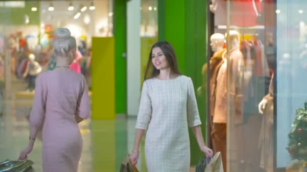 Chicas de belleza, amigos de compras en el centro comercial . — Vídeo de stock