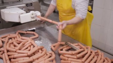 Üretim sosis. Et işleme donanımları et işleme fabrikası'nda çalışan çalışır.