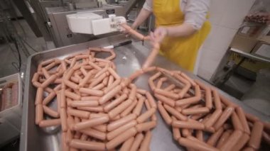 Üretim sosis. Et işleme donanımları et işleme fabrikası'nda çalışan çalışır.