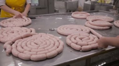 Yiyecek fabrikası. İşçi otomatikleştirilmiş gıda üretiminde sosis üretiyor.