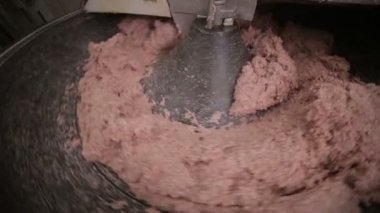 Kıyılmış et sanayi üretimi. Mear fabrikada çalışan kıyılmış et işleme makineleri.