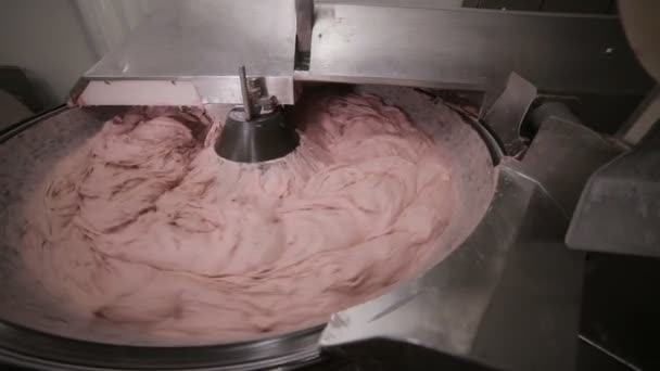 Industriell produktion av malet kött. Malet kött bearbetning maskin arbetar på mear factory. — Stockvideo