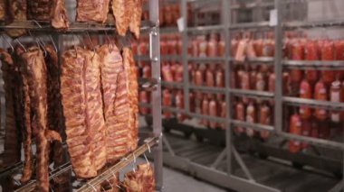 Füme et, füme kaburgalarına fabrikası depo. Et işleme fabrikası.