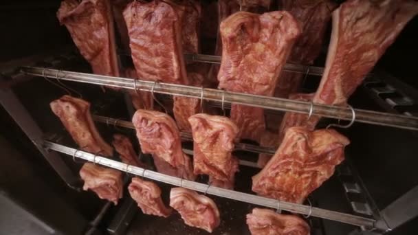 Füstölt húsok, füstölt bordák gyári raktárban. Hús feldolgozó gyár. — Stock videók