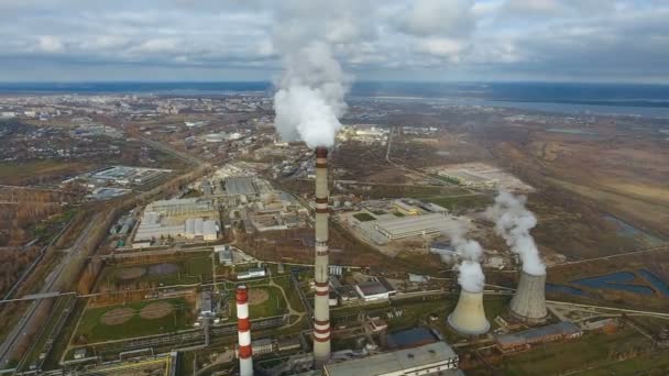 Luftflug über schmutzigem Auspuffbereich. Fabrikgelände der Schwerindustrie, Rauch aus Schornsteinen. — Stockvideo