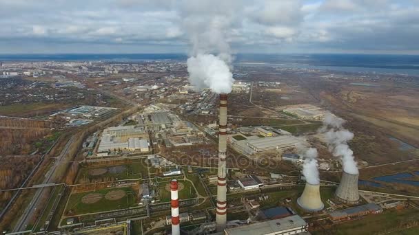 Luchtfoto vliegen over vuile uitlaatgassen gebied. Zware industrie fabrieken gebied, rook uit schoorstenen. — Stockvideo