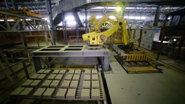 Otomatik makine. Bir fabrikada çalışan Endüstri/sanayii donatımı.