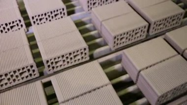 Konveyör bant üzerinde tuğla.