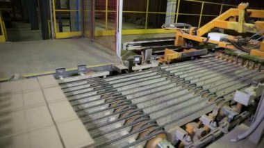 Ürünler, tuğla montaj bir fabrikada çalışan endüstriyel robot konveyör.