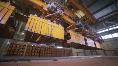 Ürünler, tuğla montaj bir fabrikada çalışan endüstriyel robot konveyör.