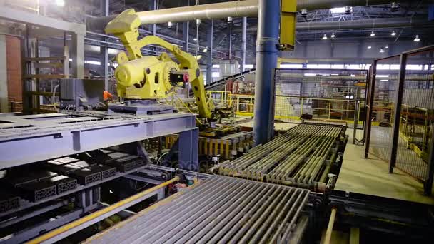Automatiserade maskiner utrustning. Robotarm montering av produkter, tegel. — Stockvideo