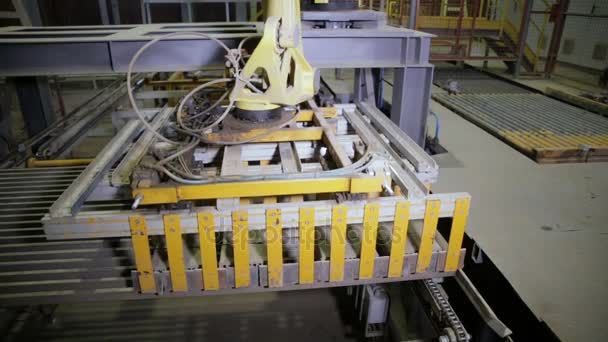 Equipo de maquinaria automatizada. Productos de montaje de brazo robótico, ladrillos . — Vídeo de stock