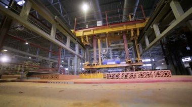 Ürünler, tuğla montaj bir fabrikada çalışan endüstriyel robot konveyör.
