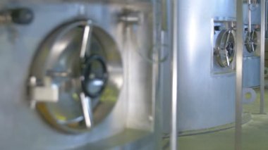 Yakıt, benzin, petrol rafineri tank depoda. Dolly vurdu.