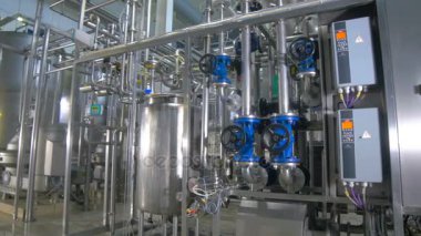 Rafineri. Petrol, rafineri fabrika içinde yakıt boru hattı İnşaat.