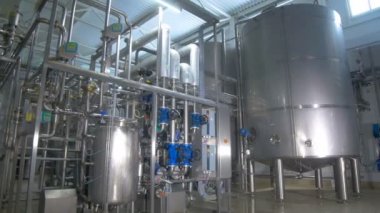 Rafineri. Petrol, rafineri fabrika içinde yakıt boru hattı İnşaat.