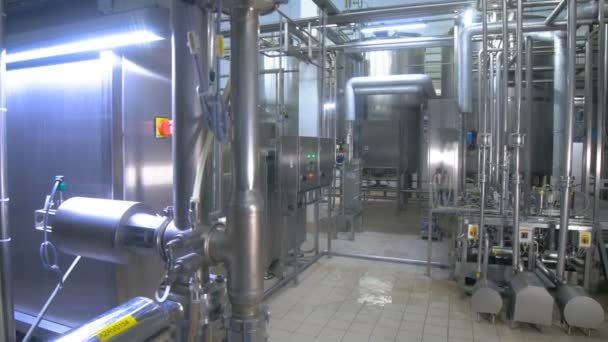 Edelstahlkonstruktion in der Raffinerie. Benzin, Gas, Kraftstoff, Erdöl, Produktion. — Stockvideo