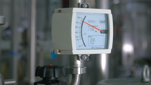 Manometer binnen de raffinaderij. Dolly schot. — Stockvideo