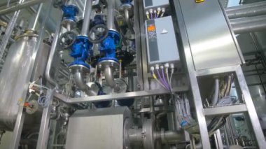 Rafineri. Petrol, rafineri fabrika içinde yakıt boru hattı İnşaat.