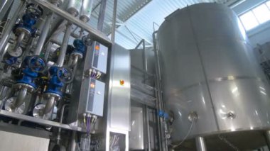 Paslanmaz çelik konstrüksiyon rafinerisinde. Benzin, benzin, yakıt, petrol, üretim.