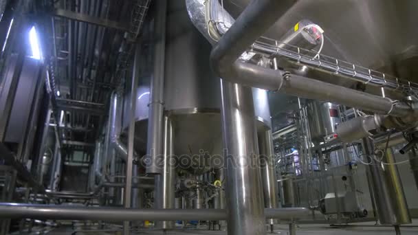 Ölraffinerie. komplexe Konstruktionen, Tanks, abstrakte Pipelines. — Stockvideo